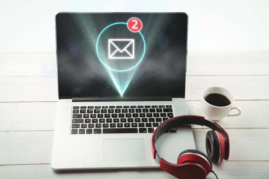 laptop-mostrando-icone-de-email nutrição de leads