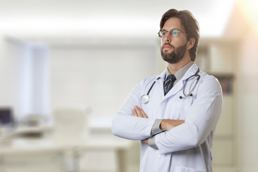 medico-de-braços-cruzados