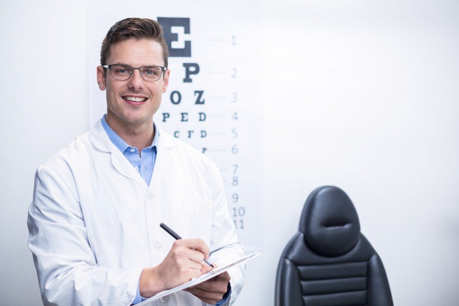 Médico oftalmologista anotando em prancheta