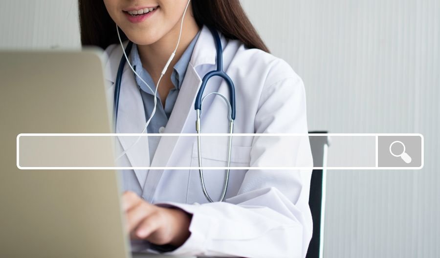 imagem-de-médica-digitando-com-uma-barra-de-pesquisa
